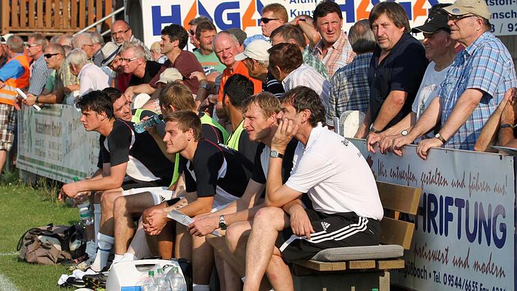 Vor einer guten Zuschauerkulisse wirken Trainer Erwin Albert und Torwart-Trainer Matthias Bayer (von rechts) doch nachdenklich.