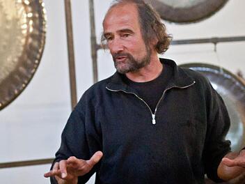 Martin Bürck gastierte mit Gongs und chinesischen Wasserspringschalen in der Schlosskirche von Lahm. Foto: Jochen Berger