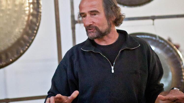 Martin Bürck gastierte mit Gongs und chinesischen Wasserspringschalen in der Schlosskirche von Lahm. Foto: Jochen Berger