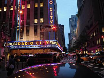In der Radio City Music Hall wird Samsung das neue Smartphone Galaxy S4 präsentieren. Foto: Hannibal/dpa