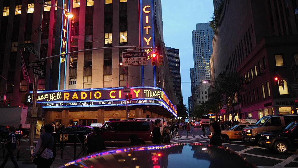In der Radio City Music Hall wird Samsung das neue Smartphone Galaxy S4 präsentieren. Foto: Hannibal/dpa