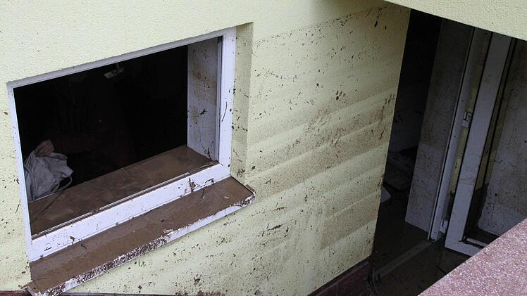 Am Schmutz sieht man, wie hoch das Wasser stand, als es in den Keller eingedrungen ist. Foto: Heike Beudert