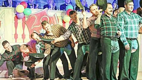 Die "Helden" tauschten dieses Jahr ihre Strumpfhosen gegen Jeans und schwarze Beinkleider.  Foto: RiegerPress