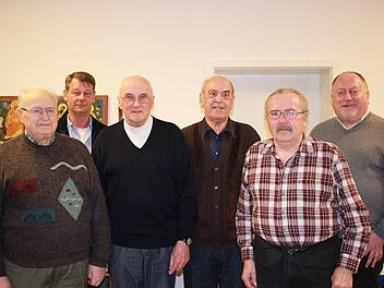 Die ehemaligen Vorsitzenden, der aktuelle vorsitzende und der Präses der Kolpingsfamilie Ebern (von links): Herbert Wolfschmitt, Vorsitzender Klaus Ullrich, Ulrich Süppel, Helmut Schumacher, Erwin Güßbacher und Präses Rudolf Theiler Foto: Katharina Becht