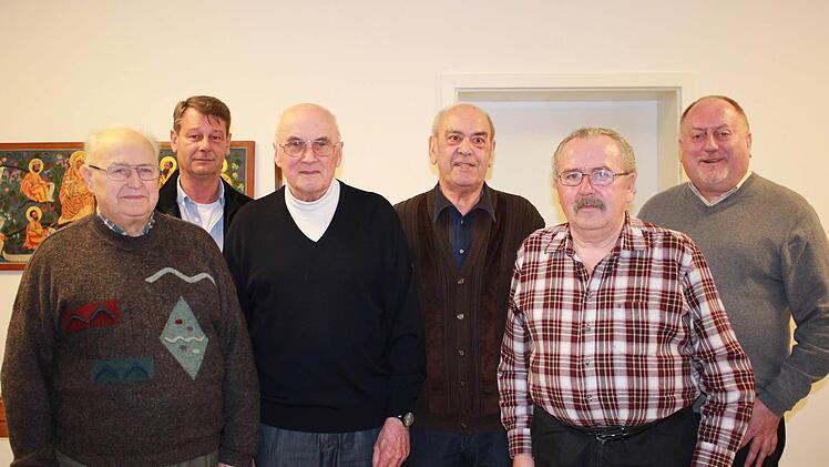 Die ehemaligen Vorsitzenden, der aktuelle vorsitzende und der Präses der Kolpingsfamilie Ebern (von links): Herbert Wolfschmitt, Vorsitzender Klaus Ullrich, Ulrich Süppel, Helmut Schumacher, Erwin Güßbacher und Präses Rudolf Theiler Foto: Katharina Becht