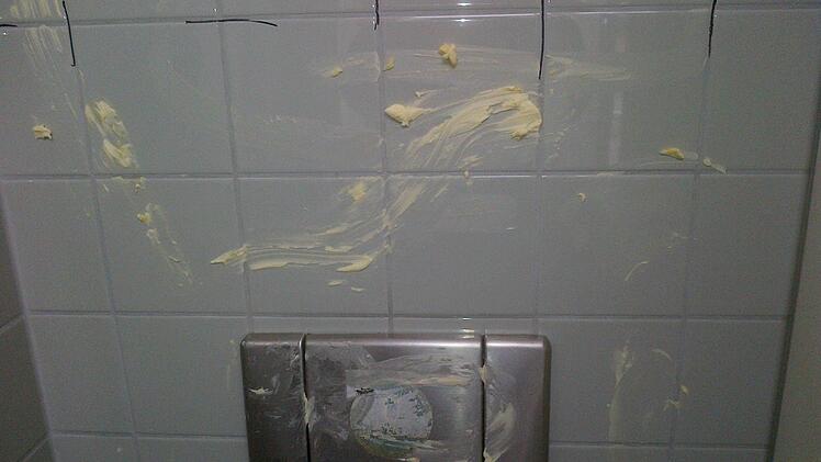 Im Rathaus am Maxplatz verteilte jemand Butter auf den Fliesen. Foto: Stadt Bamberg