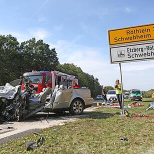 Auto kracht frontal in Lkw - 67-Jaehriger sofort tot