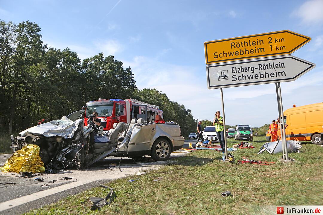Auto kracht frontal in Lkw - 67-Jaehriger sofort tot