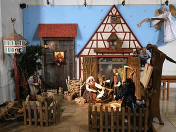 Die fränkische Krippe steht in der Effeltricher Pfarrkirche St. Georg. Foto: Franz Galster