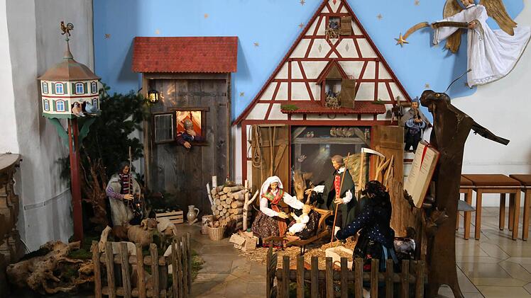 Die fränkische Krippe steht in der Effeltricher Pfarrkirche St. Georg. Foto: Franz Galster