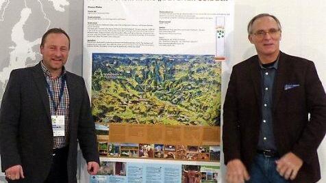 Projektleiter Klaus Schaumberg (links) vom Amt für Ernährung, Landwirtschaft und Forsten Kulmbach und Klaus Ehrlich, Geschäftsführer von EuroGites vor dem Poster Agrotourismus Frankenwald Foto: privat