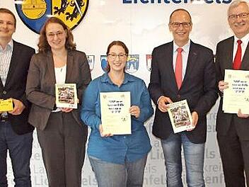Landrat Mei&szlig;ner (2. v. re.) stellte mit Sachgebietsleiter Stefan Hahn, Abteilungsleiterin Anja Meins, Kreisjugendpflegerin Nadine Rohowsky und Walter Partheym&uuml;ller (von links) das Sommerferienprogramm, den Ferienpass und das Forscherspiel vor. Foto: Alfred Thieret