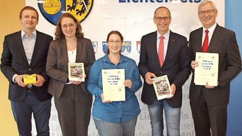 Landrat Mei&szlig;ner (2. v. re.) stellte mit Sachgebietsleiter Stefan Hahn, Abteilungsleiterin Anja Meins, Kreisjugendpflegerin Nadine Rohowsky und Walter Partheym&uuml;ller (von links) das Sommerferienprogramm, den Ferienpass und das Forscherspiel vor. Foto: Alfred Thieret