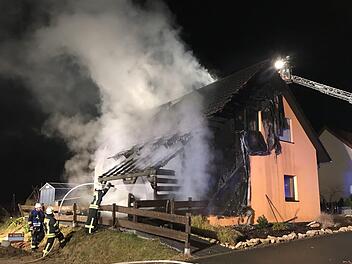 Das aus Holz gebaute Einfamilienhaus ist nicht mehr bewohnbar. Foto: News5/Herse