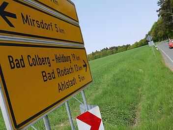 Zukunft offen:  Viele Autofahrer nutzen die Kreisstraße CO23, um auf kurzem Weg von der Eisfelder Autobahnausfahrt  Richtung Bad Rodach zu kommen.  Dennoch gibt es  im Landkreis   Überlegungen, das gut fünf Kilometer lange Stück zwischen Rottenbach und Ahlstadt abzustufen - oder gar ganz zu aufzulassen.