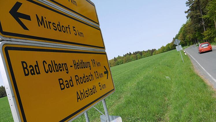 Zukunft offen:  Viele Autofahrer nutzen die Kreisstraße CO23, um auf kurzem Weg von der Eisfelder Autobahnausfahrt  Richtung Bad Rodach zu kommen.  Dennoch gibt es  im Landkreis   Überlegungen, das gut fünf Kilometer lange Stück zwischen Rottenbach und Ahlstadt abzustufen - oder gar ganz zu aufzulassen.