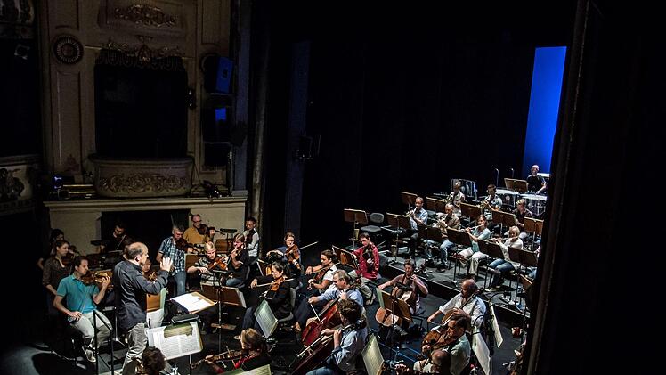 Roland Kluttig dirigierte Mendelssohns 3. Sinfonie beim Concertino im Landestheater.Foto: Jochen Berger