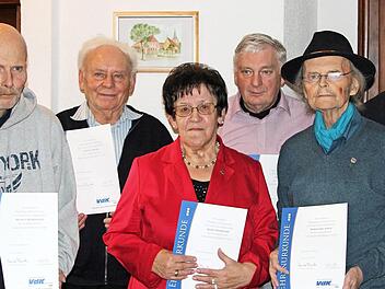 Der Vorsitzende des VdK-Ortsverbands Sambach, Karl Neudecker (links), mit den ausgezeichneten Mitgliedern sowie der stellvertretenden Kreisvorsitzenden Ingeborg König-Fischer und Bürgermeister Hans Beck (von rechts) Foto: p