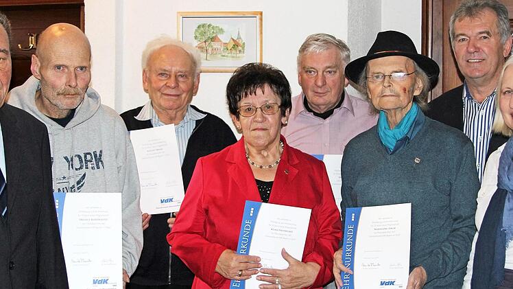 Der Vorsitzende des VdK-Ortsverbands Sambach, Karl Neudecker (links), mit den ausgezeichneten Mitgliedern sowie der stellvertretenden Kreisvorsitzenden Ingeborg König-Fischer und Bürgermeister Hans Beck (von rechts) Foto: p