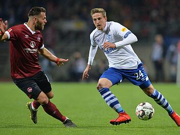 Das Geld investierte der FCN in einen neuen Kunstrasenplatz. Auf diesem sollen Talente trainiert werden, die bald auch für den 1. FC Nürnberg in der Bundesliga auflaufen könnten Foto: Daniel Karmann/dpa