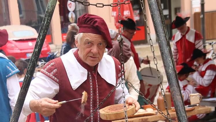 Auf dem großen Topf holten sich Hungrige Würste und Fleisch. Foto: Dieter Britz