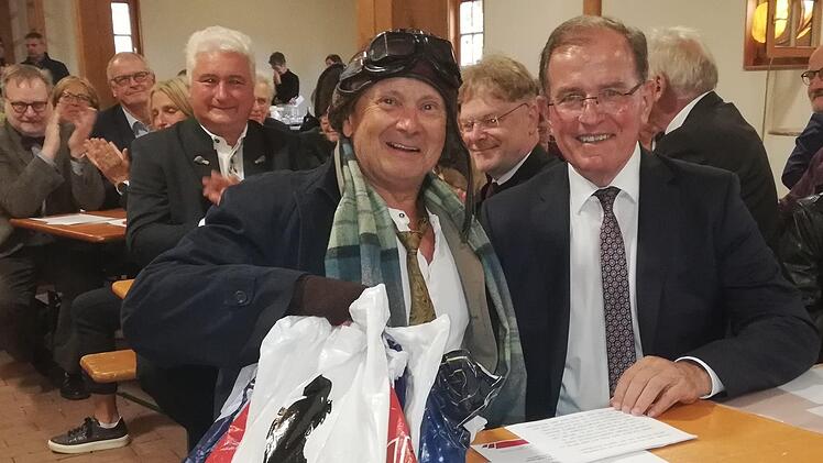 Schauspieler Kurt Spielmann (68; links) in seiner Rolle als Leergut-Sammler neben Bezirkstagspräsident Erwin Dotzel. Foto: Sigismund von Dobschütz