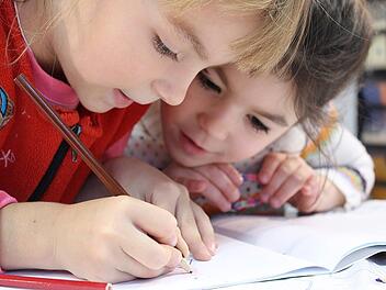 Der Übergang vom Spielen ins Lernen fällt nicht allen Kindern leicht. Was kann helfen?