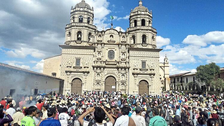 Hunderte von Menschen zogen regelmäßig protestierend durch die Stadt Cajamarca.  Foto: privat