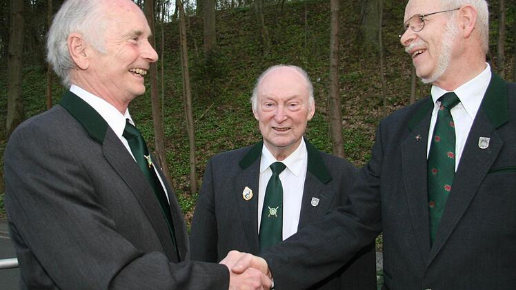 Schützenmeister Johannes Weber (rechts) schüttelt Gerwin Reh die Hand. Der 73-Jährige hält seit einem halben Jahrhundert dem Kronacher Verein die Treue und ist noch immer sehr aktiv. Auch Hans Heinrich Grebner (Mitte) wurde für 50 Jahre Treue zum Verein geehrt.
