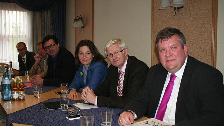Markus Ostwald, Robert Finster, Ralf Hofmann, Doris Aschenbrenner, Prof. Dr. Werner Widuckel und Volkmar Halbleib berichten über ihre Gespräche mit dem Fehrer-Betriebsrat. Foto: Sabine Paulus