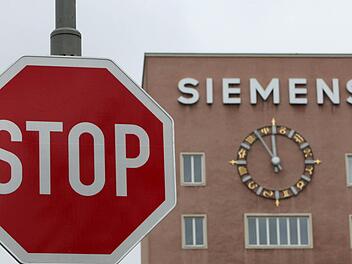 Die Uhr am Siemens-Zentralgebäude in Erlangen zeigt Fünf vor Zwölf. Derzeit ist noch unklar, inwieweit der Stellenabbau im Konzern weitergehen soll. Foto: Daniel Karmann/dpa/Archiv