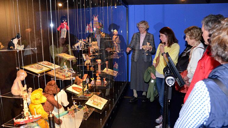 Hilla Schütze stellte Besuchern die neue Spielzeugausstellung vor.