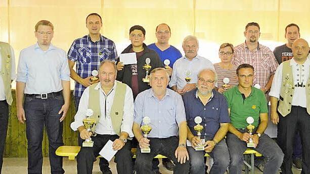 Vertreter der am Pokalschießen beteiligten Vereine mit Zweitem Bürgermeister und den drei Schützenmeistern der "Orion"-Schützen  Fotos: p