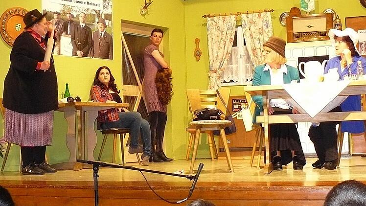 Schlagfertige Argumente. Im Bild (von links) Emma Hering (Heidrun Hemme), Anni Gscheidle (Anna-Lena Burger), Hannes "Hanni" Klug (Jan Kirschenlohr), Gerda Scharf (Gerlinde Rothert) und Kunigunde Schlotterbeck (Birgit Rodler). Foto: Klaus-Peter Wulf