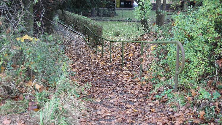 Der Fußweg zwischen Nalser Straße und Bahnhof (Foto: Friedwald Schedel)