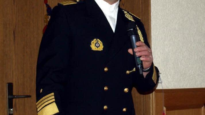 "Achtung, Kapitän auf der Brücke" - Pfarrer Richard F. Reis begrüßt seine Senioren auf dem Traumschiff.