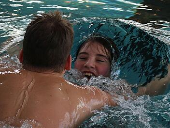 Das Abschleppen eines Verunglückten will gelernt sein. Fotos: Gerd Schaar
