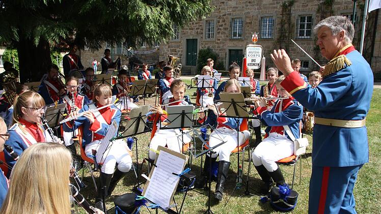 Bernd Hammer dirigierte das Jugendmusikkorps im Innenhof. Foto: Ralf Ruppert