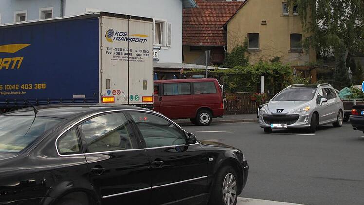 Autofahrer, die von der Sparkassen-Zweigstelle kommen, die Melkendorfer Straße queren und in die Thurnauer Straße fahren wollen, haben es nicht leicht.