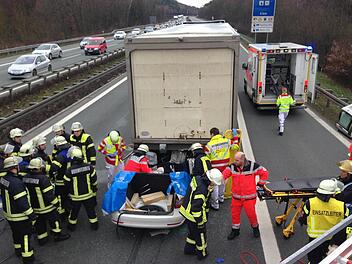 Die Einsatzkräfte bei der Rettung des Beifahrers. Fotos: Michael Busch