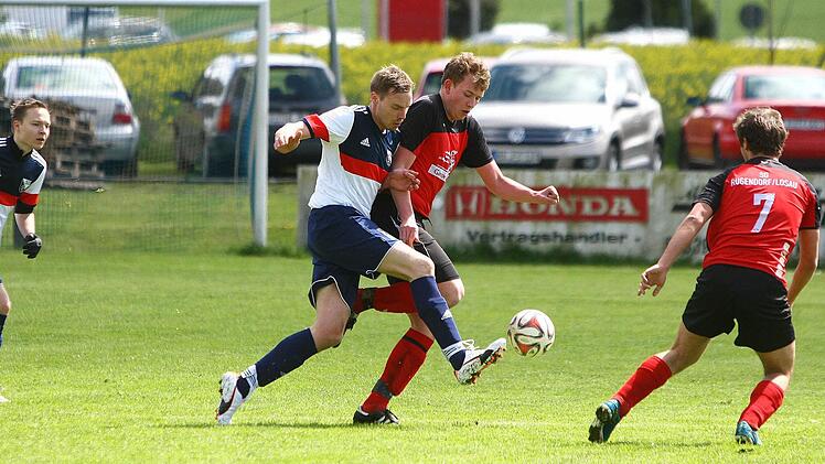 Der Einheimische Markus Rosa (links) im Zweikampf mit Fabian Lamnek von der SG Rugendorf/Losau. Foto: Monika Limmer