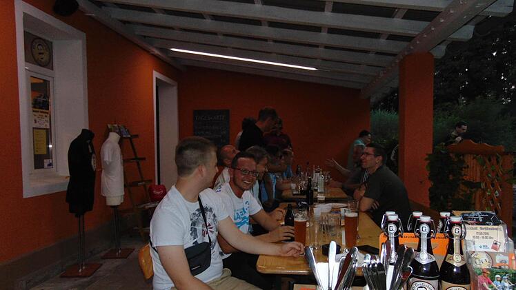 Die Lokführer finden den Biergarten gut Foto: Petra Malbrich