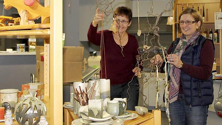 Sie sind die Gesichter des Regionalladens: Maria Gutmann (links) und Silvia Arnold arbeiten seit 1997 im Haus der Schwarzen Berge. Im nächsten Jahr hören sie auf. Foto: Ulrike Müller