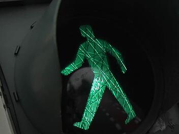 In Schwabach wurde eine Fu&szlig;g&auml;ngerin bei einem Unfall schwer verletzt. Ein 30-J&auml;hriger fotografierte das Geschehen und sah darin keinen Fehlverhalten.. Foto: Symbolbild: Michael Gr&uuml;ndel