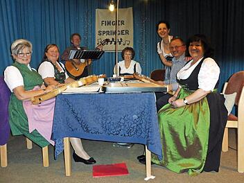 Einfühlsame Melodien und Lieder wurden von der Akkordzither-Gruppe "Fingerspringer" geboten mit (von links) Brigitte Brückner, Christine Winkler, Siggi Winkler, Renate Glaser, Moderatorin Sandra Scheffler, Heinrich Glaser und Veronika Petrat. Foto: Dieter Wolf