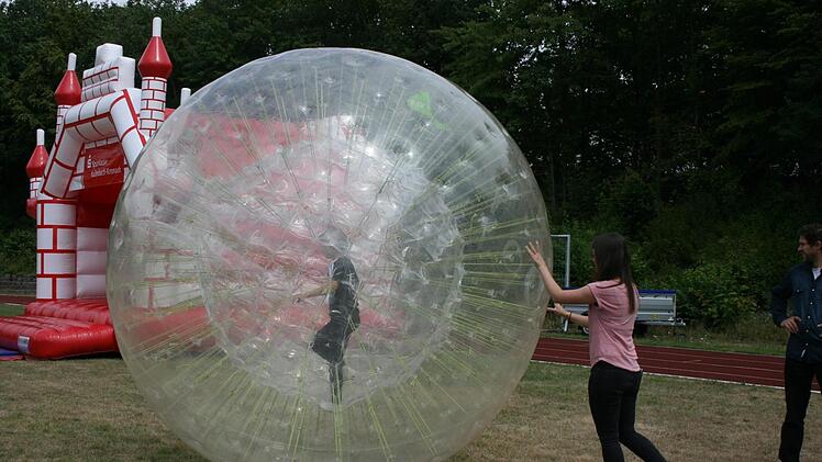 Ballgefühl muss man beim "Bubble-Soccer" beweisen