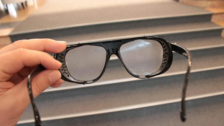 Etwa so sieht Gisela Schmitt die Treppenstufen zur Tourist-Info: Weil der Teppich nicht farblich abgesetzt ist, verschwimmen die Stufen.