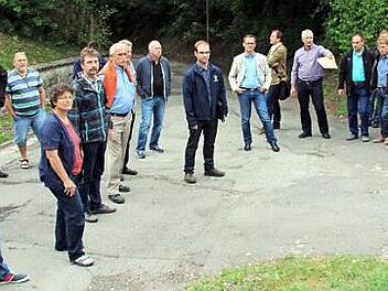Bereits im Juli 2015 begutachteten die damaligen Gemeinderäte den Zustand der Straße "Am Greinberg". Seither wurde die Straße lediglich regelmäßig geflickt. Am Montagabend beschloss der Gemeinderat nun, die Oberfläche zu sanieren.  Foto: Bettina Knauth