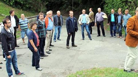 Bereits im Juli 2015 begutachteten die damaligen Gemeinderäte den Zustand der Straße "Am Greinberg". Seither wurde die Straße lediglich regelmäßig geflickt. Am Montagabend beschloss der Gemeinderat nun, die Oberfläche zu sanieren.  Foto: Bettina Knauth