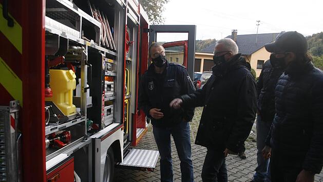 Das neue L&ouml;schfahrzeug der Feuerwehr Rottenbach nehmen Siegfried Lorenz (Kommandant der Feuerwehr Lautertal), Stefan P&uuml;ls und Frank Fischer  (von links) in Augenschein.  Foto: Martin Rebhan